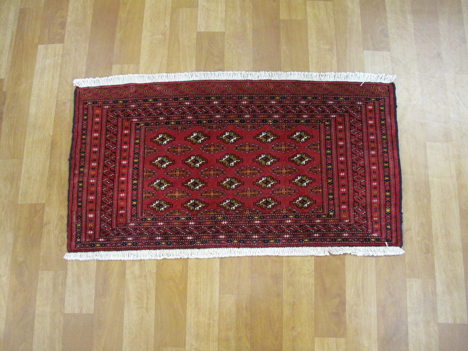 فرش دستباف ترکمن طرح قابي سایز پشتي رنگ زمینه لاكي رنگ حاشیه لاكي کد ۴۱۶۸۳ سایز ۱٫۱۳ در X 0.6