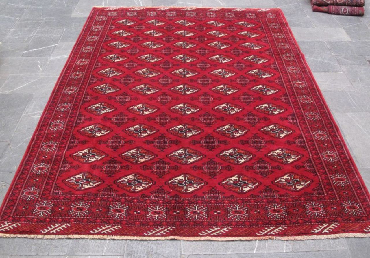 فرش دستباف ترکمن طرح قابي سایز قالي رنگ زمینه لاكي رنگ حاشیه لاكي کد ۳۹۴۶۹ سایز ۳٫۱۵ X 2.25