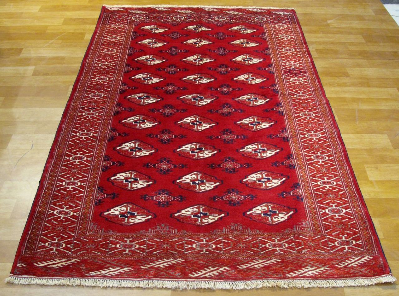 فرش دستباف ترکمن طرح قابي سایز قاليچه رنگ زمینه لاكي رنگ حاشیه لاكي کد ۴۱۲۷۰ سایز ۲٫۱۳ X 1.35