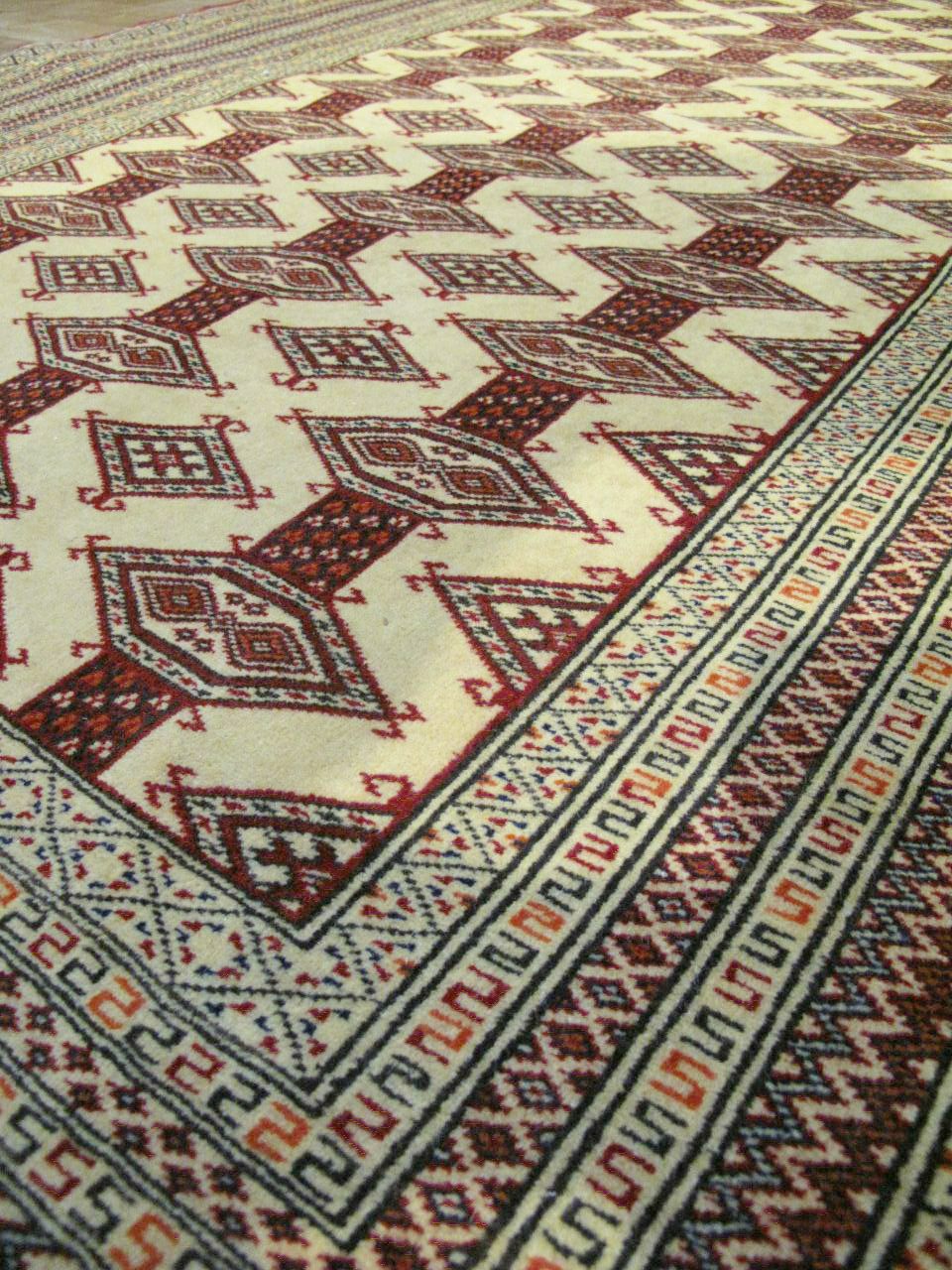 فرش دستباف ترکمن طرح بازوبندي سایز قاليچه رنگ زمینه كرم رنگ حاشیه كرم کد ۴۱۵۰۹ سایز ۱٫۸۷ X 1.37