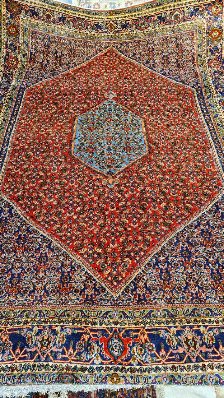 فرش دستباف تکاب بيجار طرح ترنجي ماهي سایز قالي رنگ زمینه لاكي رنگ حاشیه سرمه اي کد ۴۱۵۲۸ سایز ۳٫۱ X 2.15