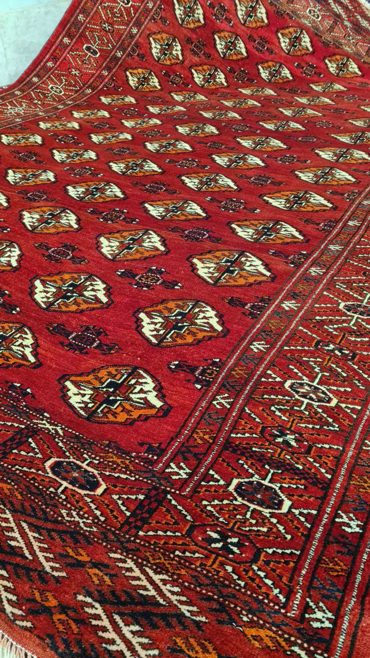 فرش دستباف آنتیک ترکمن ۵۰ ساله طرح قابي سایز قالي رنگ زمینه لاكي رنگ حاشیه لاكي کد ۴۰۷۶۰ سایز ۲٫۹ X 2