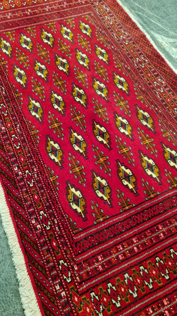فرش دستباف ترکمن طرح قابي سایز پشتي رنگ زمینه لاكي رنگ حاشیه لاكي کد ۴۱۶۷۸ سایز ۱٫۲۷ در X 0.6