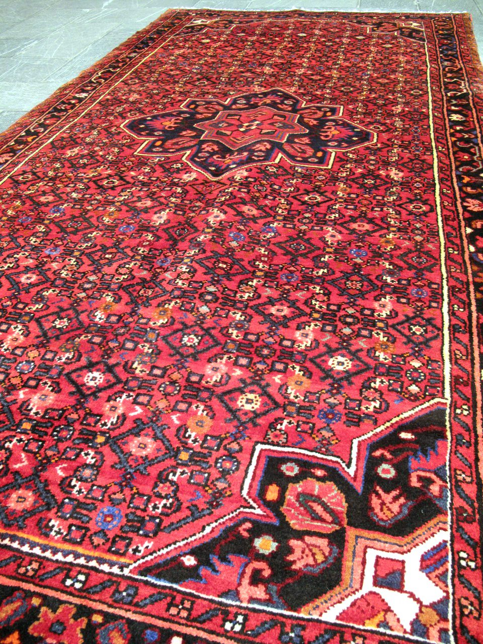 فرش دستباف حسين آباد همدان طرح لچک و ترنج سایز ميانه ۳٫۰۵×۱٫۵۵ رنگ متن لاكي رنگ حاشیه سرمه اي کد ۴۲۰۱۴