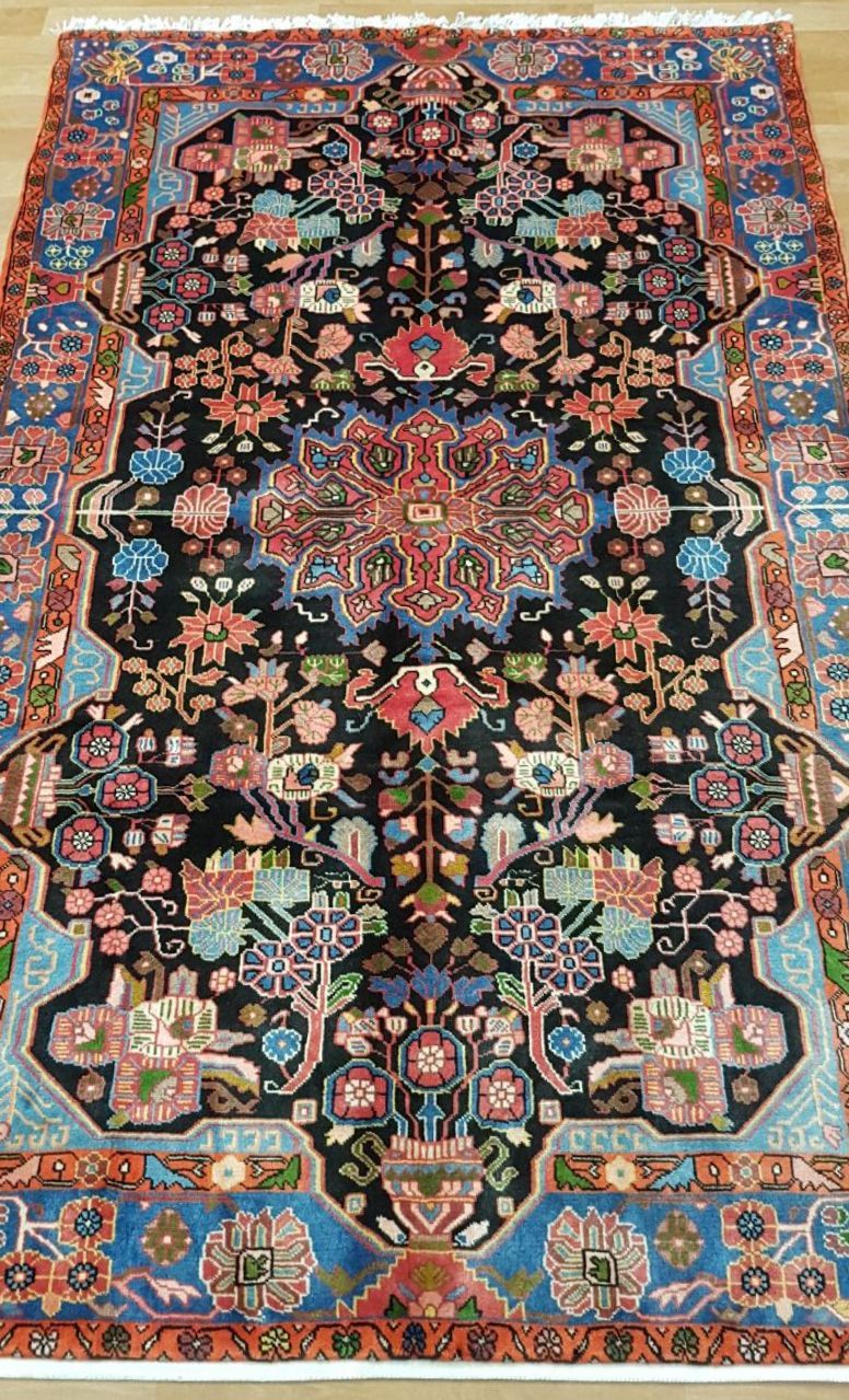 فرش دستباف نهاوند طرح ترنجي (بدون لچک) سایز پرده اي ۲٫۴۵×۱٫۵۷ رنگ متن سرمه اي رنگ حاشیه آبي کد ۴۱۹۵۲