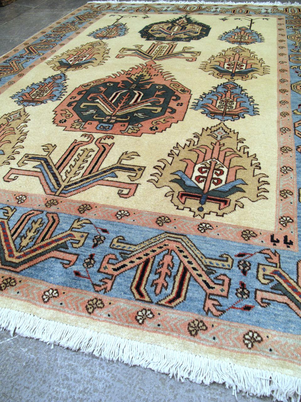 فرش دستباف اردبيل طرح افشان هریس سایز قاليچه۲٫۰۷×۱٫۴۸ رنگ زمینه كرم رنگ حاشیه آبي کد ۴۲۱۵۳