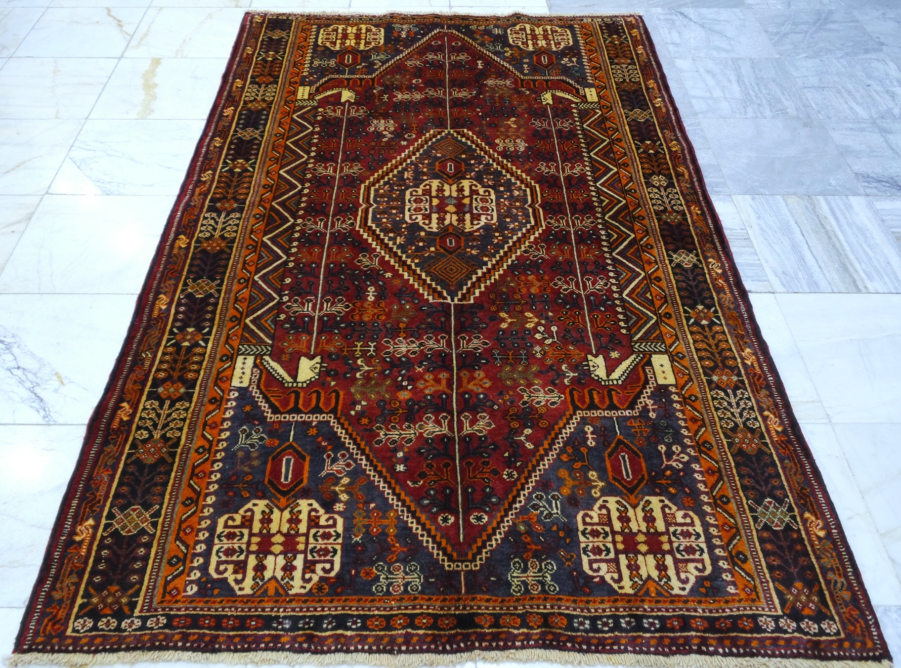 فرش دستباف شيراز ترکباف طلاشور شده طرح لچک و ترنج سایز پرده اي۲٫۴×۱٫۵۴ رنگ زمینه لاكي رنگ حاشیه قهوه اي کد ۴۲۲۹۸