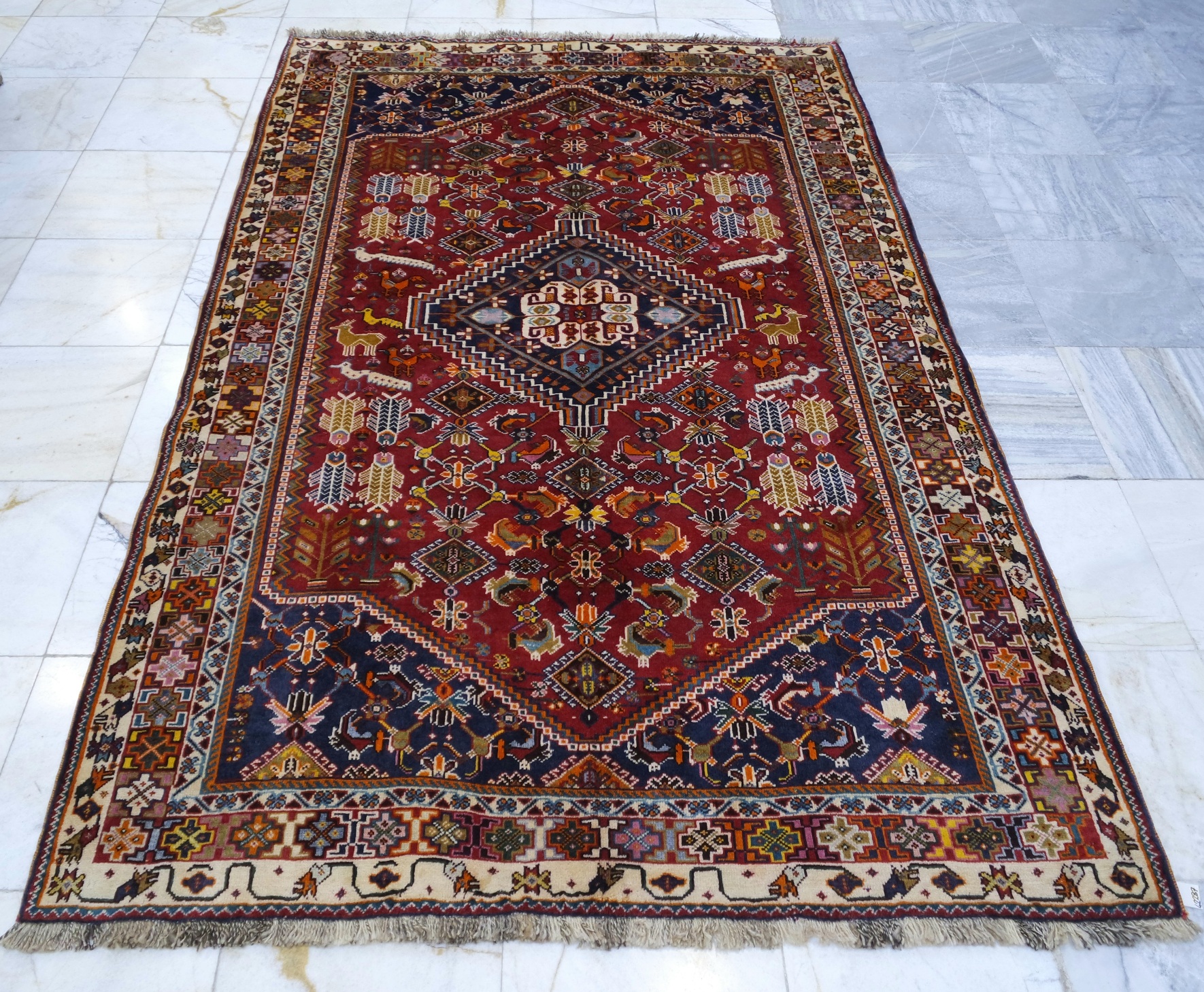فرش دستباف شيراز ترکباف طرح لچک و ترنج سایز پرده اي۲٫۷×۱٫۷ رنگ زمینه لاكي رنگ حاشیه كرم کد ۴۲۲۸۷