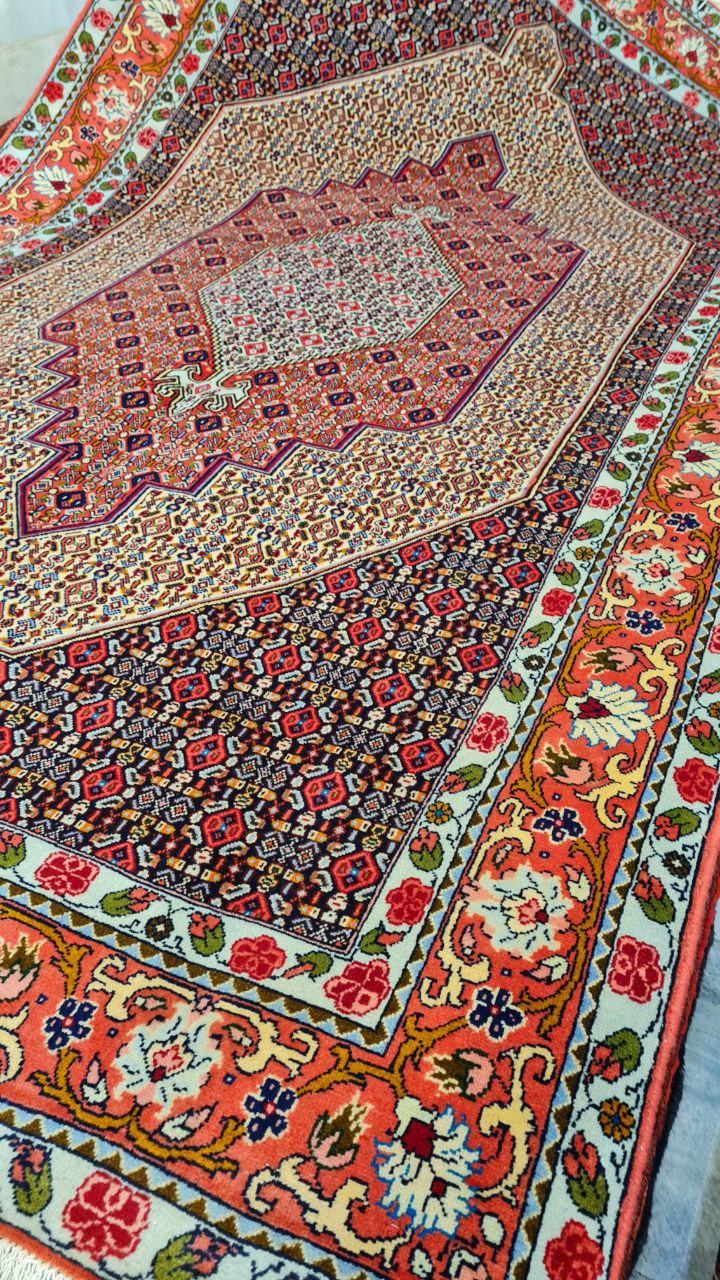 فرش دستباف سنندج در حد نو طرح ترنجي ماهي سایز پرده اي۲٫۶۷×۱٫۶۵ رنگ زمینه كرم رنگ حاشیه لاكي کد ۴۲۵۱۹