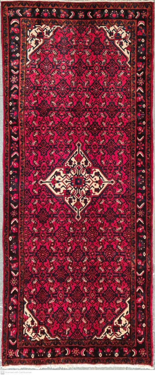 فرش دستباف حسين آباد طرح لچک و ترنج سایز ميانه۳٫۲۸×۱٫۵۴ رنگ زمینه لاكي رنگ حاشیه سرمه اي کد ۴۲۳۳۱