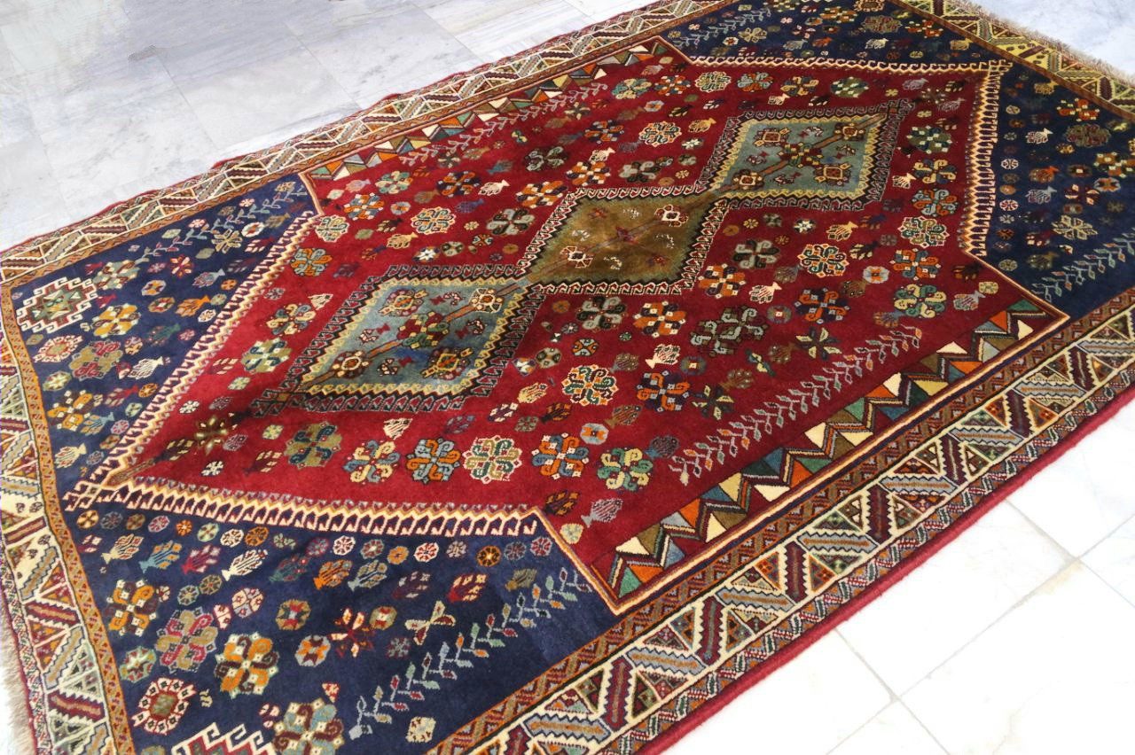 ف فرش دستباف شيراز ترکباف طرح ۳ ترنج سایز پرده اي۲٫۵×۱٫۶ رنگ زمینه لاكي رنگ حاشیه كرم کد ۴۲۵۰۶
