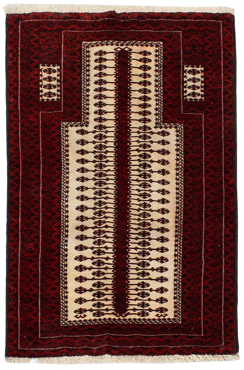 فرش دستباف بلوچ ۵۰ ساله طرح جانمازي سایز ذرع  و نيم۱٫۴×۰٫۹ رنگ زمینه كرم رنگ حاشیه لاكي کد ۴۲۶۹۳