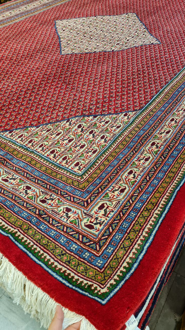 فرش دستباف در حد نو ساروق مير طرح بته لچک و ترنج سایز قالي۳٫۶×۲٫۴۵ رنگ زمینه لاكي رنگ حاشیه كرم کد ۴۳۱۱۸