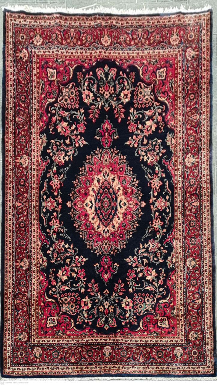 فرش دستباف مهربان همدان طرح لچک و ترنج سایز قالي۳٫۴۸×۲٫۱۵ رنگ زمینه سرمه اي رنگ حاشیه لاكي کد ۴۲۹۷۵