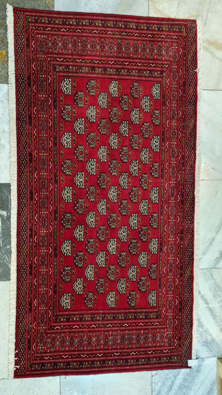 فرش دستباف ترکمن طرح قابی سایز پشتي۱٫۵۳×۰٫۷۷ رنگ زمینه لاكي رنگ حاشیه لاكي کد ۴۳۰۴۲