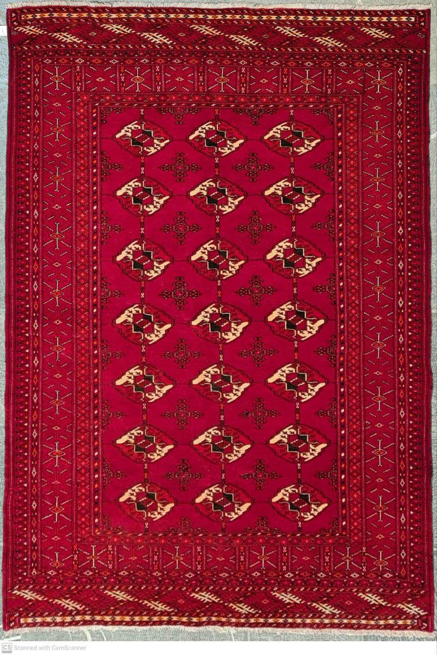 فرش دستباف ترکمن طرح قاب پنجه مرغي چله ابریشم سایز ذرع  و نيم۱٫۶۲×۱٫۱۵ رنگ زمینه لاكي رنگ حاشیه لاكي کد ۴۲۸۲۰