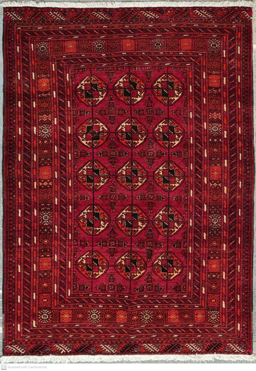 ا فرش دستباف بلوچ طرح قاب پنجه مرغي ترکمن سایز قاليچه ۱٫۷۵×۱٫۳ رنگ زمینه لاكي رنگ حاشیه لاكي کد ۴۲۷۵۳