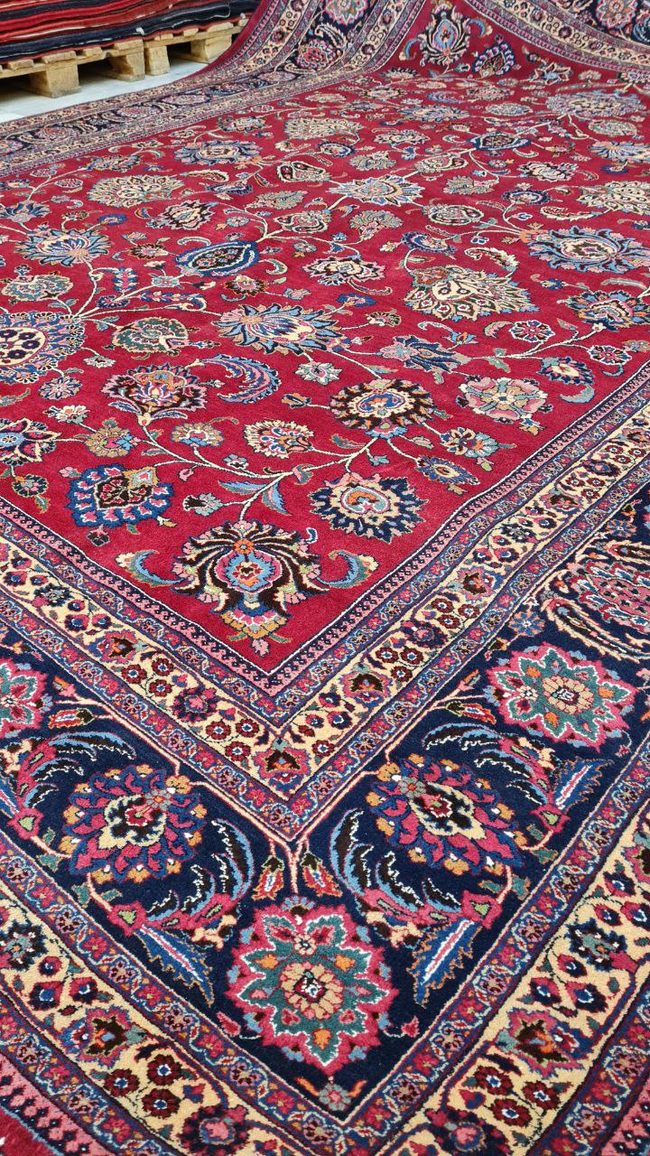 فرش دستباف مشهد طرح افشان سایز قالي۴٫۱×۳٫۰۵ رنگ زمینه لاكي رنگ حاشیه سرمه اي کد ۴۳۱۹۶
