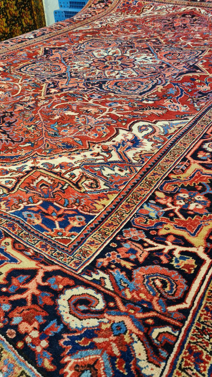 فرش دستباف اهر طرح لچک و ترنج سایز قالي۳٫۵۳×۲٫۵۷ رنگ زمینه لاكي رنگ حاشیه سرمه اي کد ۴۳۱۶۹