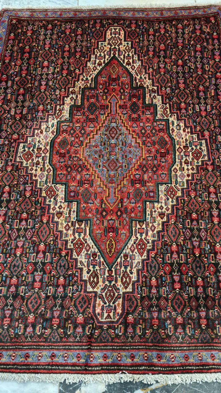 فرش دستباف سنندج طرح لچک و ترنج سایز پشتي۱٫۰۹×۰٫۸ رنگ زمینه كرم رنگ حاشیه آبي کد ۴۳۱۴۴