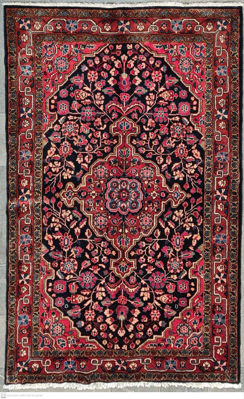 فرش دستباف ملاير طرح لچک و ترنج سایز قاليچه۲٫۲۷×۱٫۴۶ رنگ زمینه سرمه اي رنگ حاشیه لاكي کد ۴۳۳۵۳