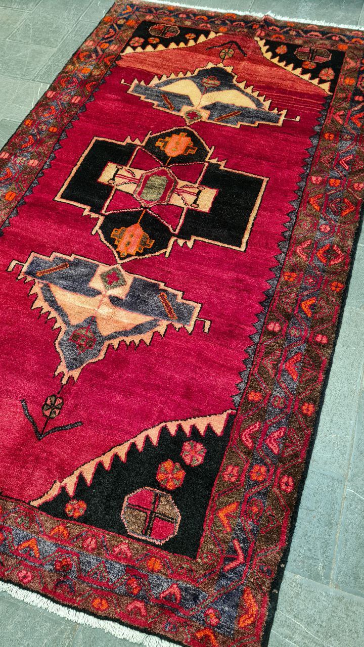 فرش دستباف لري طرح ۳ ترنج سایز پرده اي۲٫۹۵×۱٫۶۲ رنگ زمینه لاكي رنگ حاشیه سرمه اي کد ۴۳۴۸۱