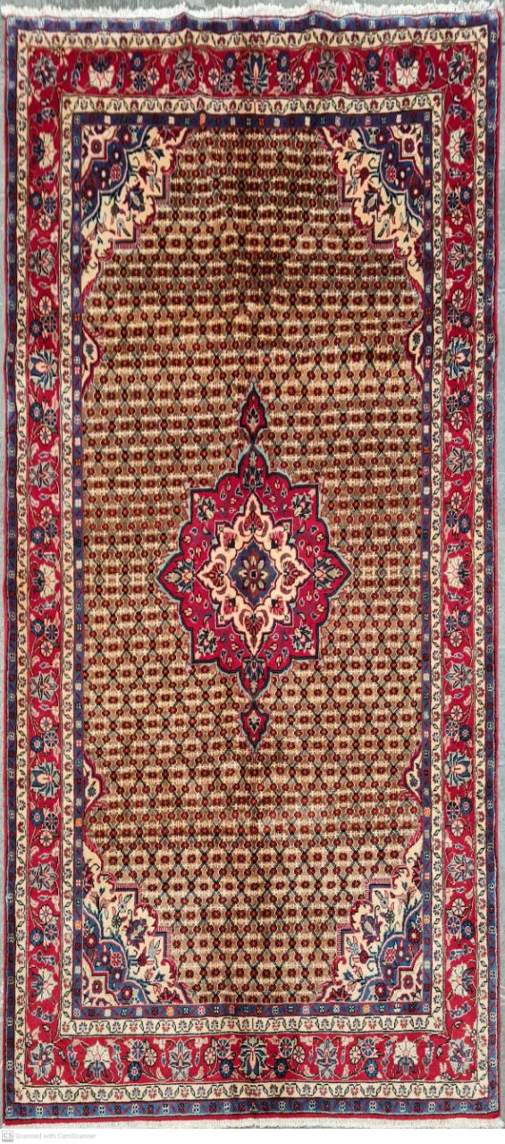 فرش دستباف کليايي سنقر طرح بندي ترنج سایز ميانه۲٫۸۹×۱٫۴۹ رنگ زمینه شتري رنگ حاشیه لاكي کد ۴۳۵۷۳