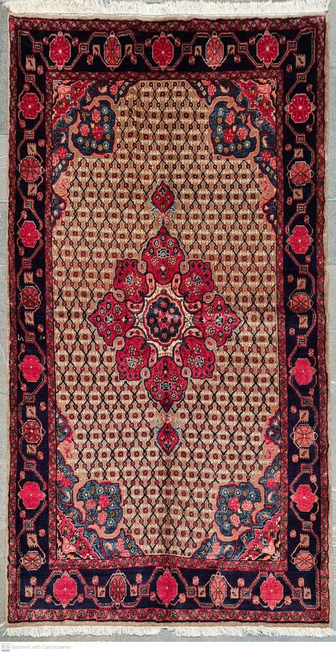 فرش دستباف سنقر طرح بندي ترنج سایز ميانه۲٫۷۲×۱٫۵۷ رنگ زمینه شتري رنگ حاشیه سرمه اي کد ۴۳۴۹۲