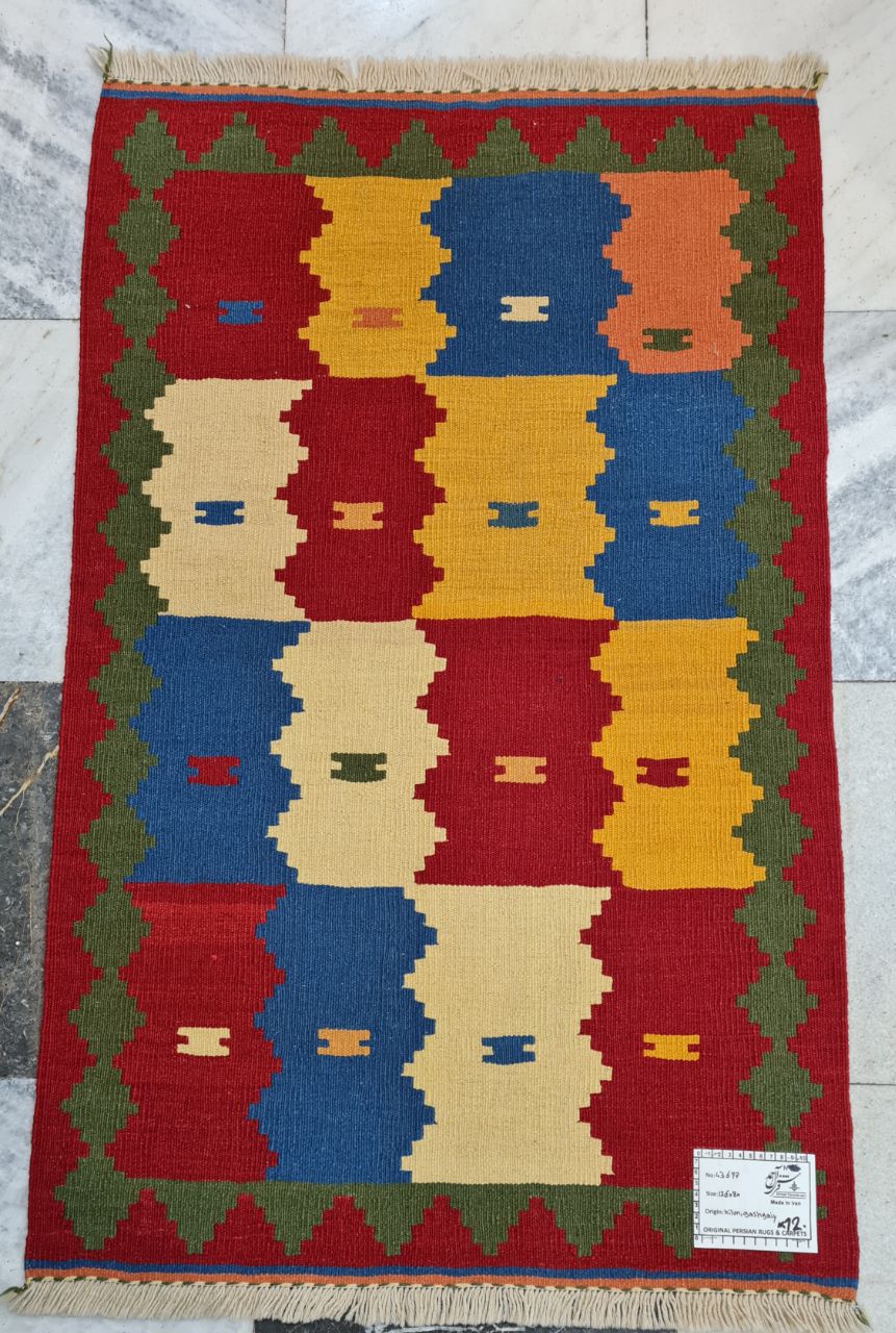 فرش دستباف گليم شيراز طرح خشتي سایز گليم۱٫۲۶×۰٫۸ رنگ زمینه لاكي رنگ حاشیه لاكي کد ۴۳۶۹۷