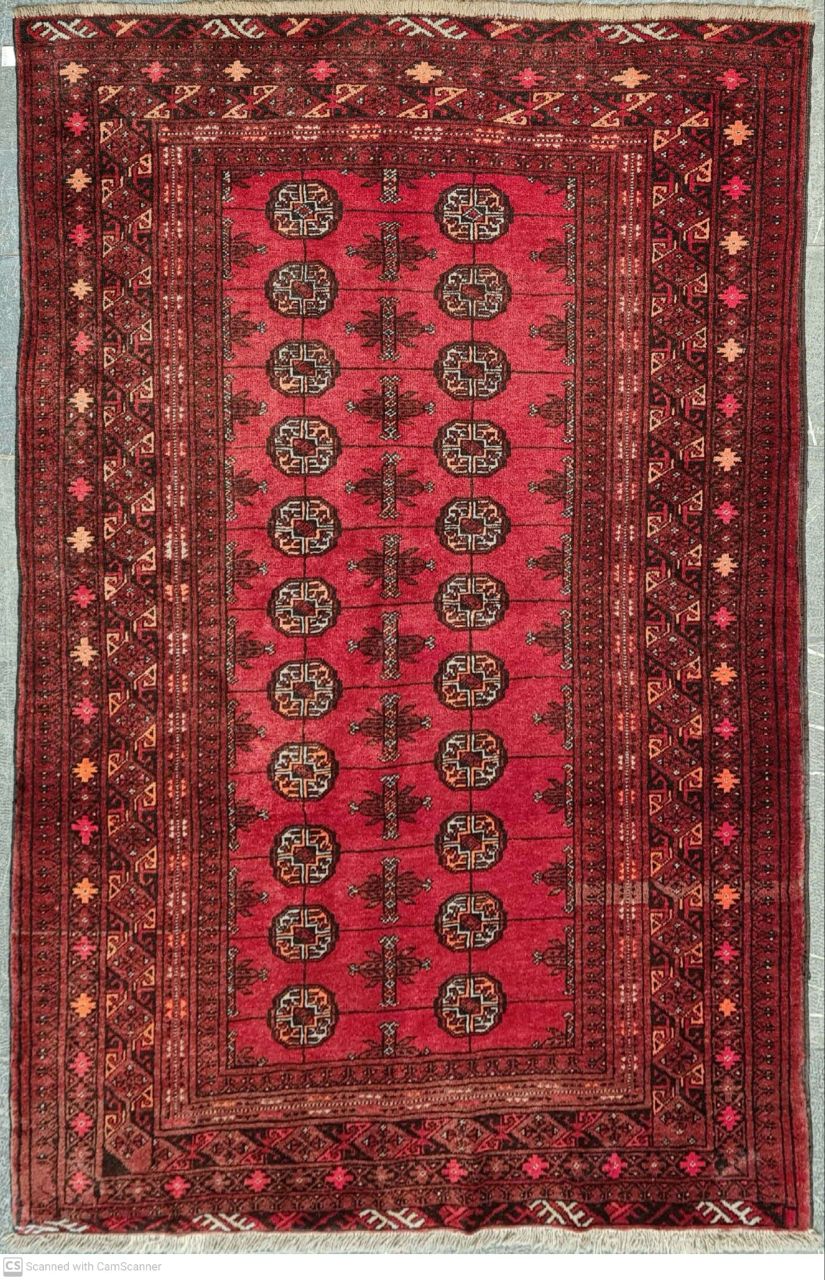 فرش دستباف بلوچ طرح قابي ترکمن سایز قاليچه۱٫۸۳×۱٫۲۱ رنگ زمینه لاكي رنگ حاشیه لاكي کد ۴۳۵۴۸