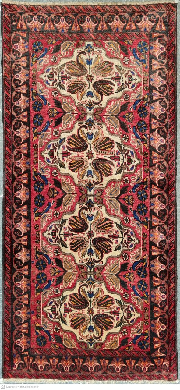 فرش دستباف بلوچ طرح طاووسي سایز قاليچه۱٫۹۷×۰٫۹۸ رنگ زمینه كرم رنگ حاشیه سرمه اي کد ۴۳۵۰۵