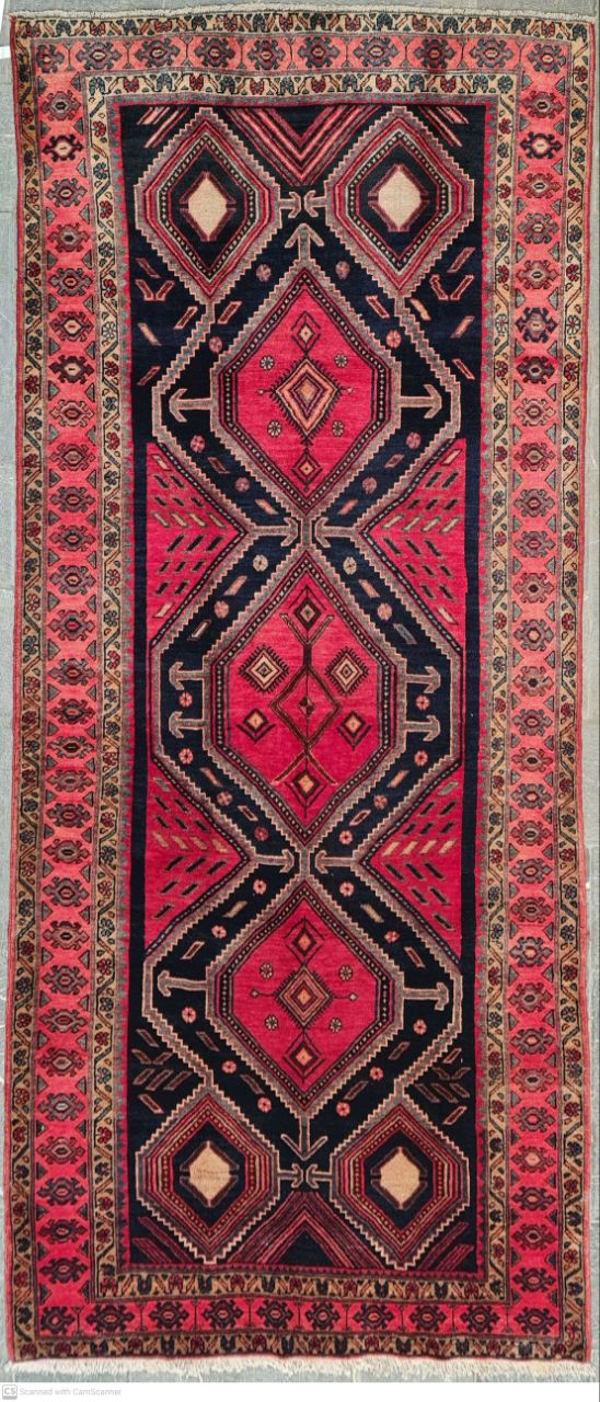 فرش دستباف آنتیک سنقر ۵۰ ساله طرح ۳ ترنج سایز ميانه۳٫۲۳×۱٫۴۸ رنگ زمینه سرمه اي رنگ حاشیه لاكي کد ۴۳۴۸۸