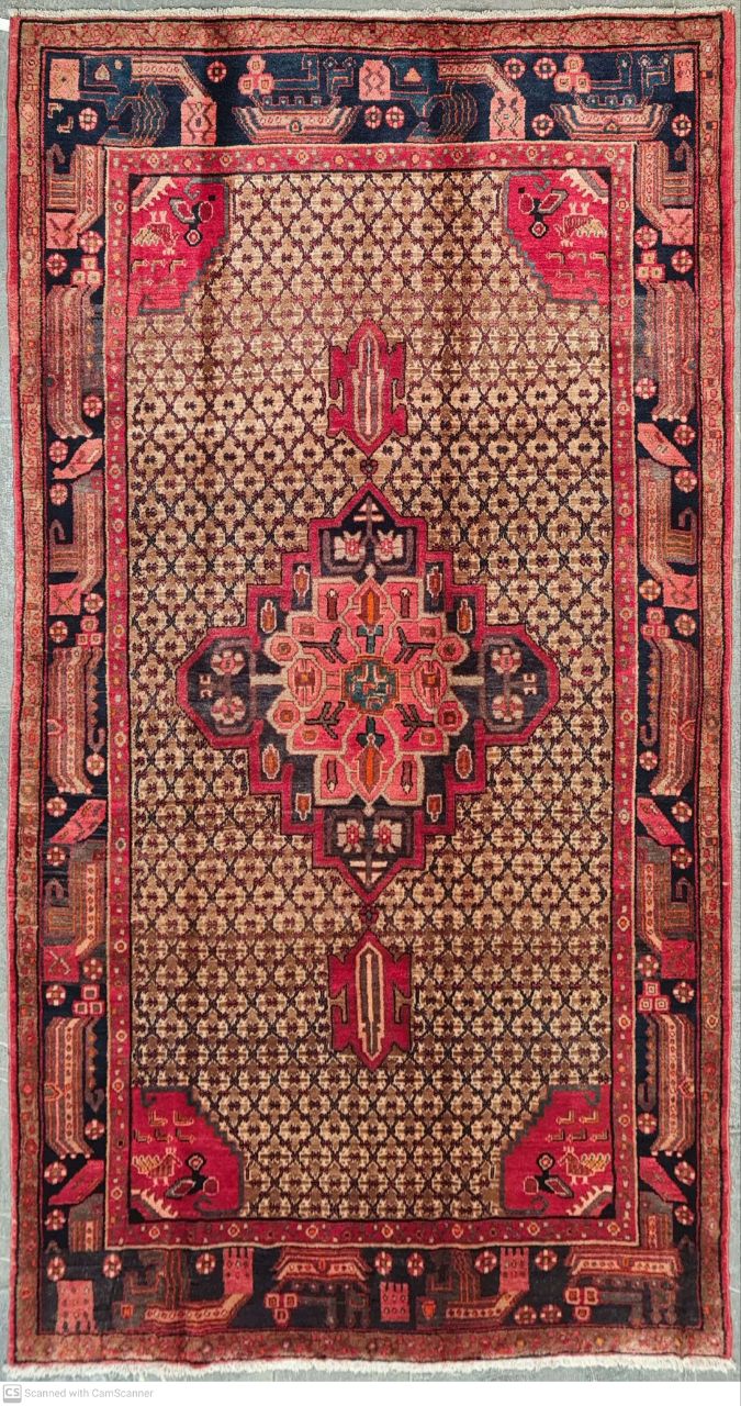 فرش دستباف کليايي سنقر طرح بندي ترنج سایز ميانه۲٫۸۶×۱٫۶ رنگ زمینه شتري رنگ حاشیه سرمه اي کد ۴۳۴۷۲