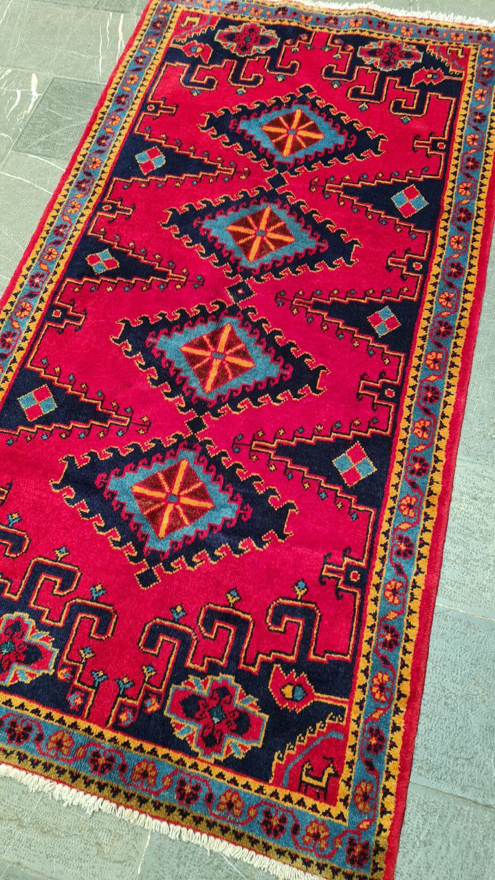فرش دستباف ويس درحدنو طرح لچک و ترنج سایز قالیچه ۲٫۱۲*۱٫۱۵ رنگ زمینه لاکی رنگ حاشیه آبي کد ۴۳۹۷۹
