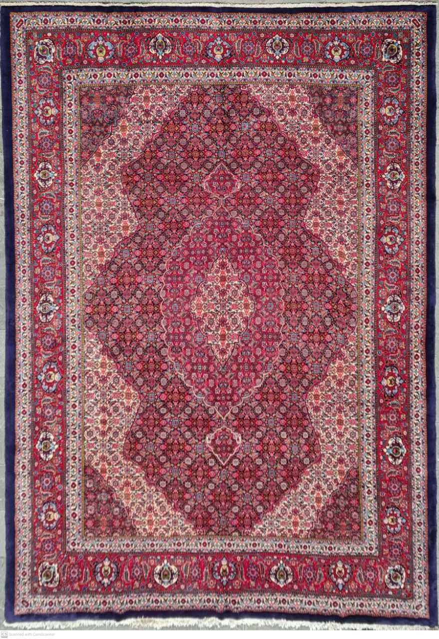 فرش دستباف ساروق طرح لچک و ترنج سایز قالي۴٫۱۴×۳٫۰۴ رنگ زمینه سرمه اي رنگ حاشیه لاكي کد ۴۳۹۸۷