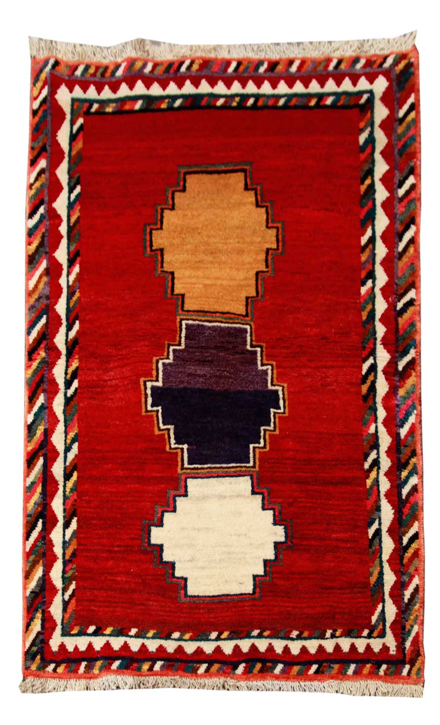 فرش دستباف گبه طرح ۳ ترنج سایز ذرع  و نيم۱٫۶۴×۱ رنگ زمینه لاكي رنگ حاشیه الوان کد ۴۴۵۲۸