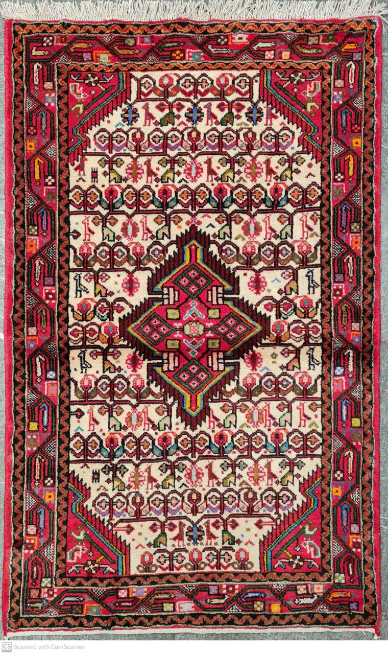 فرش دستباف اسد اباد همدان طرح لچک و ترنج سایز ذرع وچارك۱٫۳۵×۰٫۸۶ رنگ زمینه كرم رنگ حاشیه لاكي کد ۴۴۲۹۸