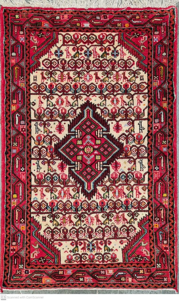 فرش دستباف اسد اباد همدان طرح لچک و ترنج سایز ذرع وچارك۱٫۳۲×۰٫۸۴ رنگ زمینه كرم رنگ حاشیه لاكي کد ۴۴۳۳۲