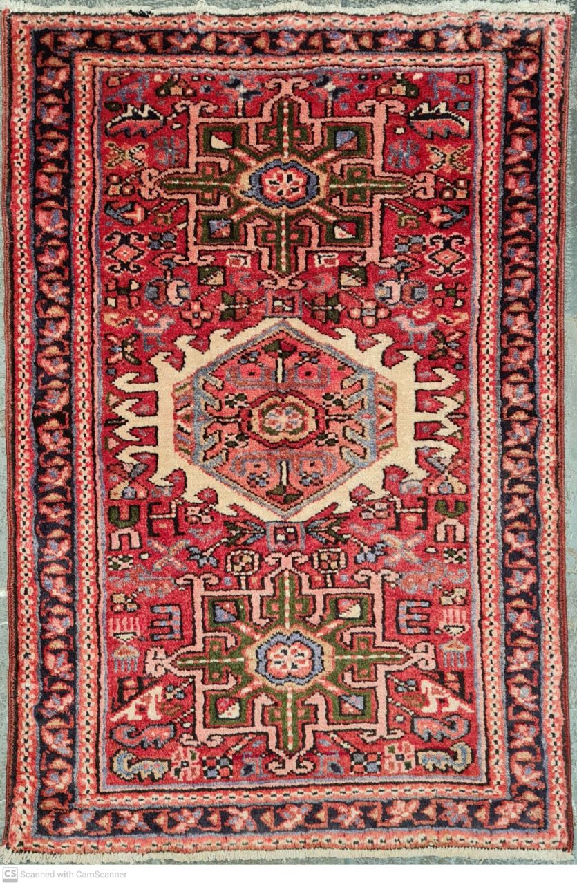 فرش دستباف قرجه طرح ۳ ترنج سایز پشتي۰٫۹۹×۰٫۷ رنگ زمینه لاكي رنگ حاشیه سرمه اي کد ۴۴۳۹۲