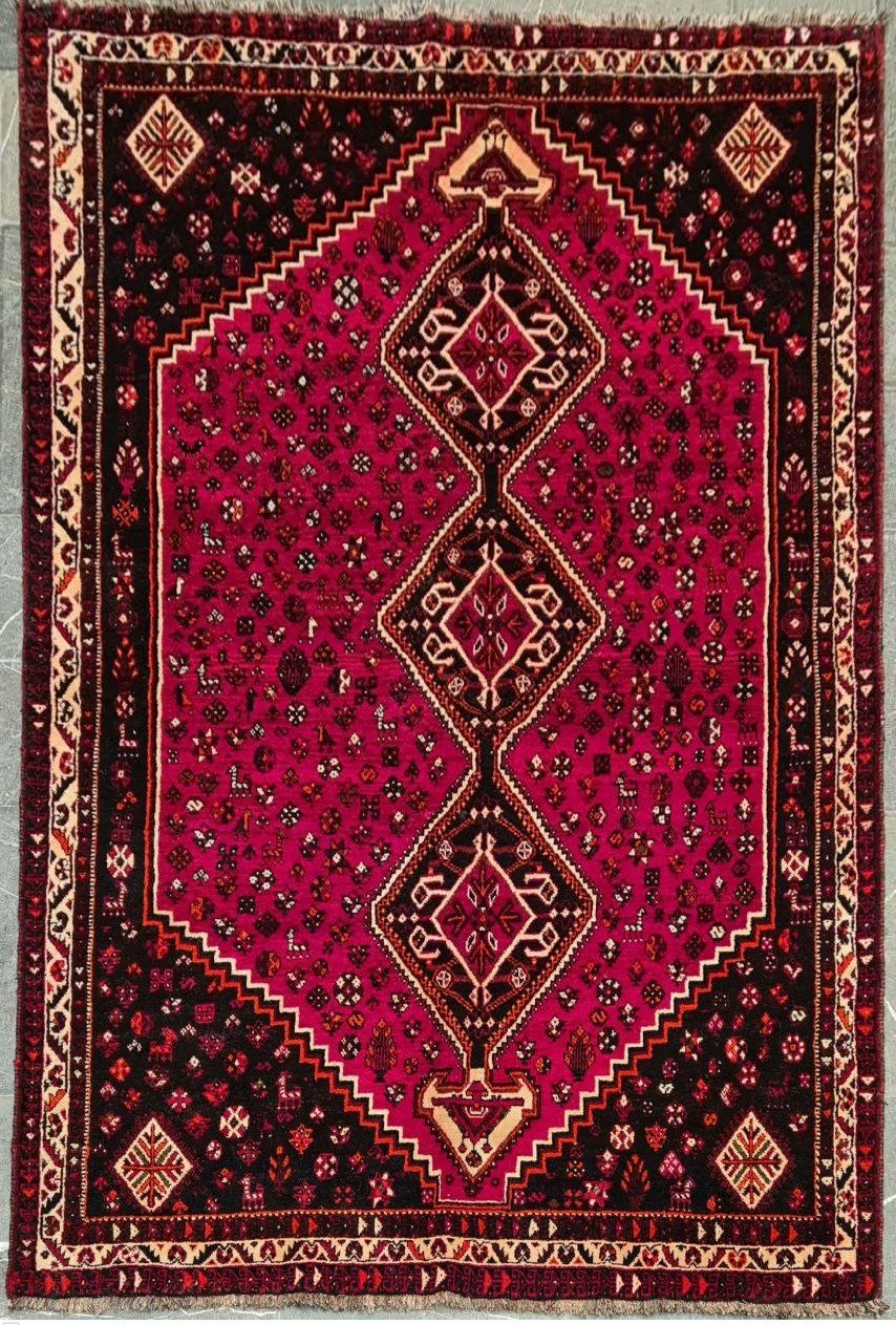 فرش دستباف شيراز طرح ۳ ترنج سایز پرده اي۲٫۷×۱٫۷۳ رنگ زمینه لاكي رنگ حاشیه كرم کد ۴۴۶۲۱