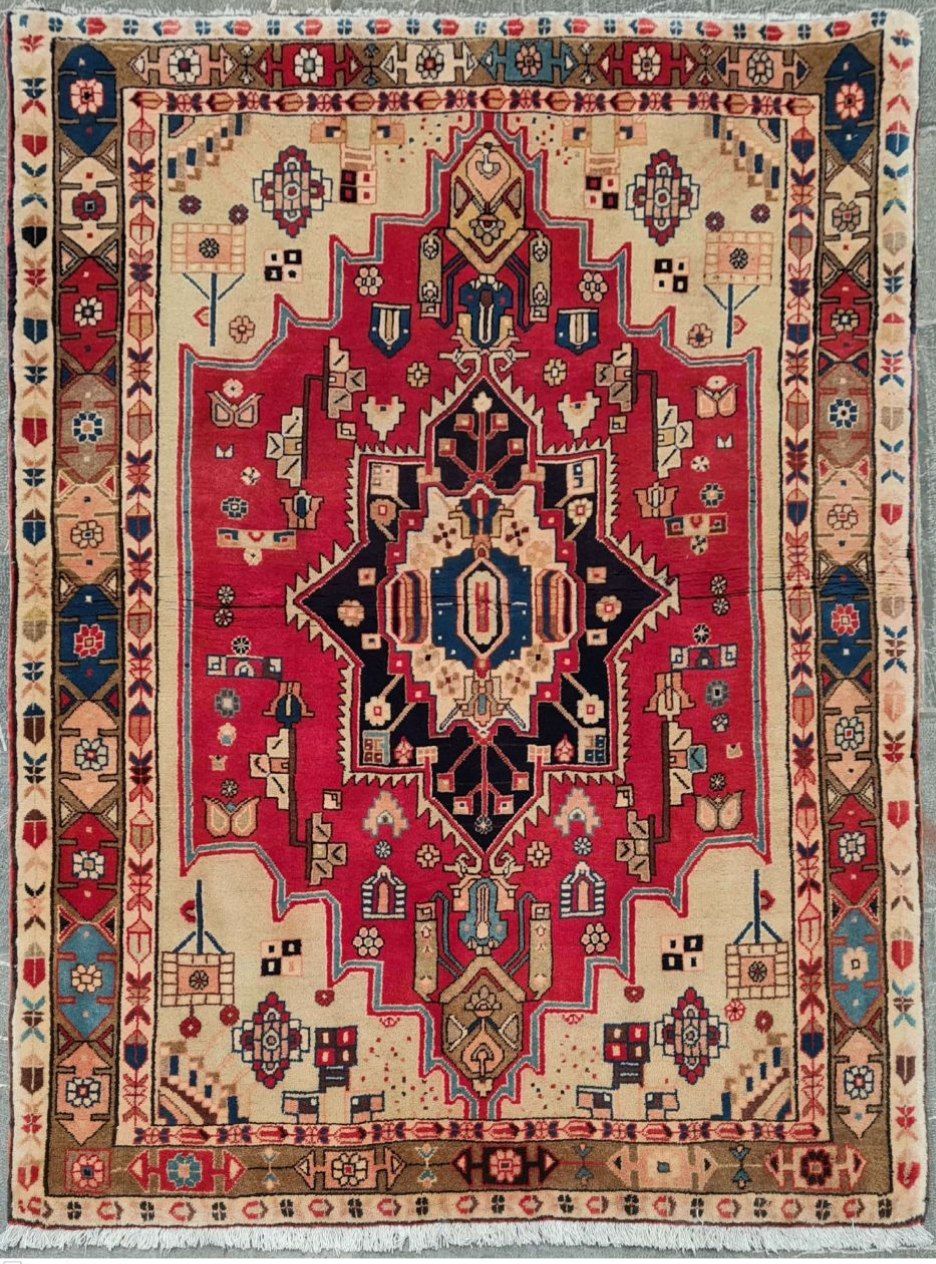 فرش دستباف اردبيل طرح لچک و ترنج سایز قاليچه۱٫۸۵×۱٫۴ رنگ زمینه لاكي رنگ حاشیه كرم کد ۴۴۶۵۱