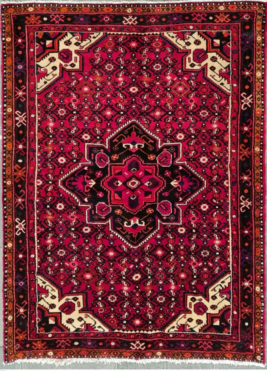 فرش دستباف حسين آباد  طرح لچک و ترنج سایز قاليچه۲٫۰۵×۱٫۶۲ رنگ زمینه لاكي رنگ حاشیه سرمه اي کد ۴۴۷۰۶