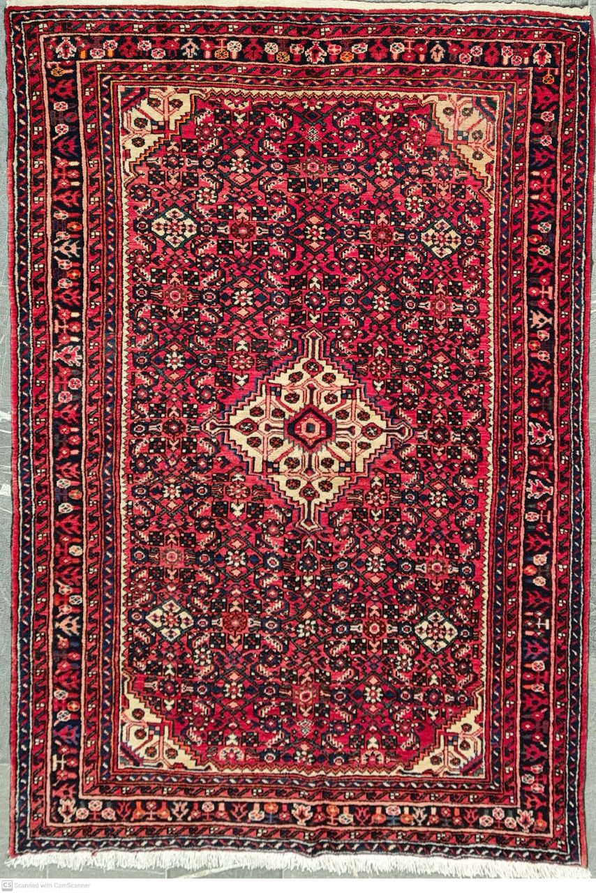 فرش دستباف آنتیک حسين آباد  طرح لچک و ترنج سایز قاليچه۲٫۱۴×۱٫۴۷ رنگ زمینه لاكي رنگ حاشیه سرمه اي کد ۴۴۷۲۵