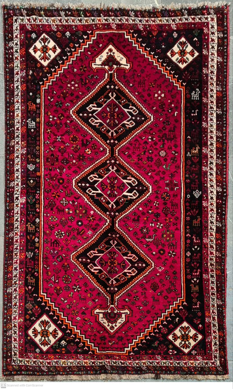 فرش دستباف شيراز طرح ۳ ترنج سایز پرده اي۲٫۷۵×۱٫۶۹ رنگ زمینه لاكي رنگ حاشیه كرم کد ۴۴۶۱۵