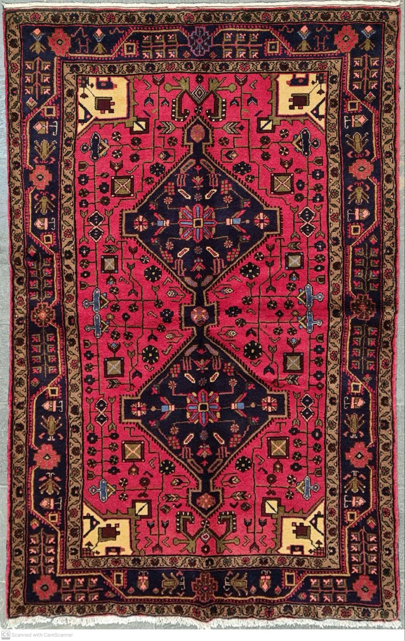 فرش دستباف سنقر نوبافت طرح ۲ ترنج سایز پرده اي۲٫۲۶×۱٫۴۵ رنگ زمینه لاكي رنگ حاشیه سرمه اي کد ۴۴۸۳۸