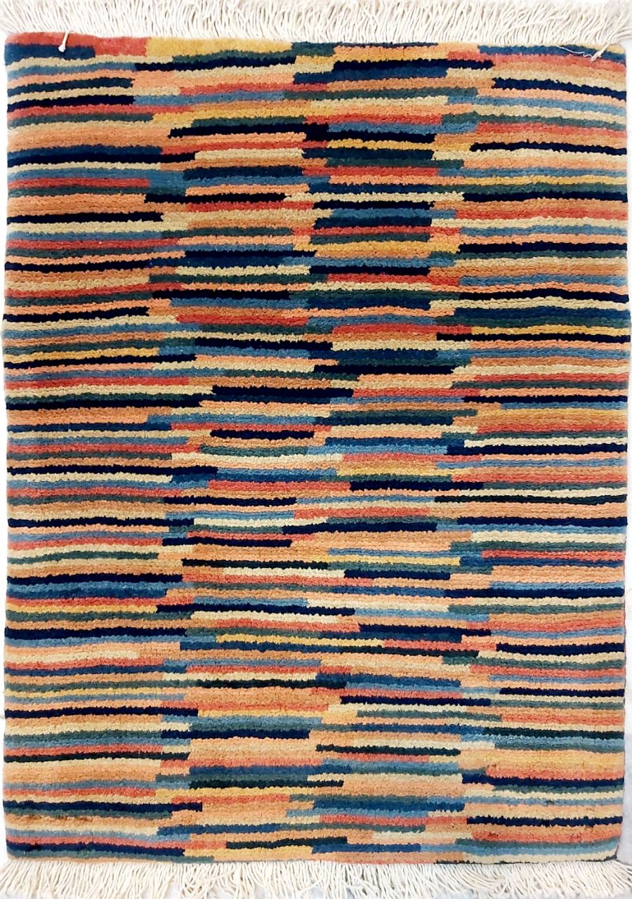 فرش دستباف گبه طرح راه راه ساده سایز پشتي۰٫۸۶×۰٫۶۵ رنگ زمینه الوان رنگ حاشیه الوان کد ۴۴۲۲۸