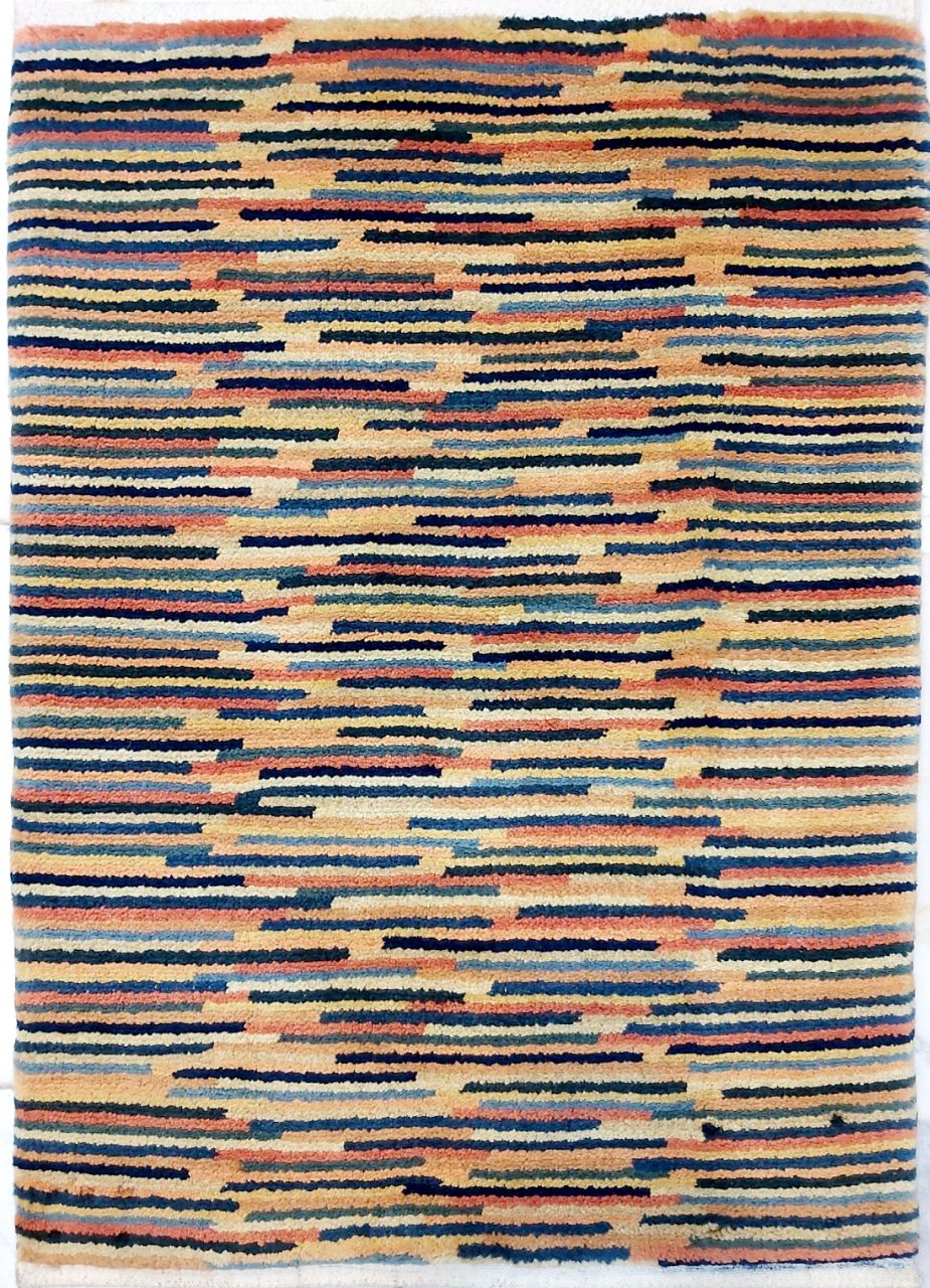 فرش دستباف گبه طرح راه راه ساده سایز پشتي۰٫۸۸×۰٫۶۳ رنگ زمینه الوان رنگ حاشیه الوان کد ۴۴۲۳۰