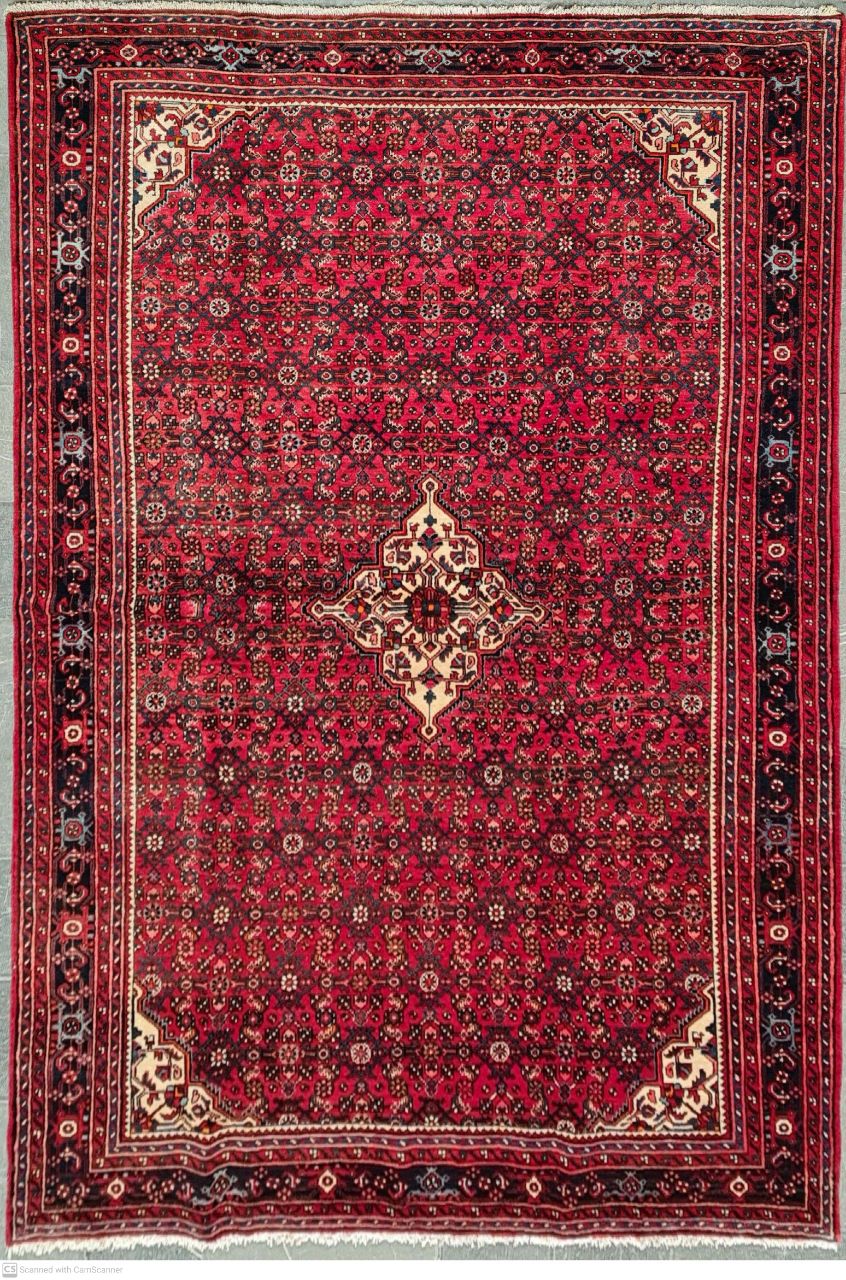 فرش دستباف حسين آباد همدان طرح لچک و ترنج سایز قالي۳٫۱۴×۲٫۱۶ رنگ زمینه لاكي رنگ حاشیه سرمه اي کد ۴۴۷۳۸