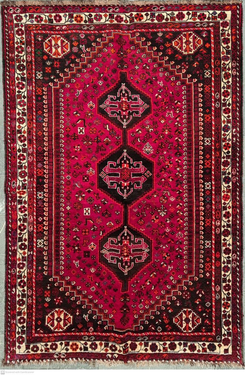 فرش دستباف شيراز طرح ۳ ترنج سایز پرده اي۲٫۸×۱٫۸۸ رنگ زمینه لاكي رنگ حاشیه كرم کد ۴۴۶۲۵