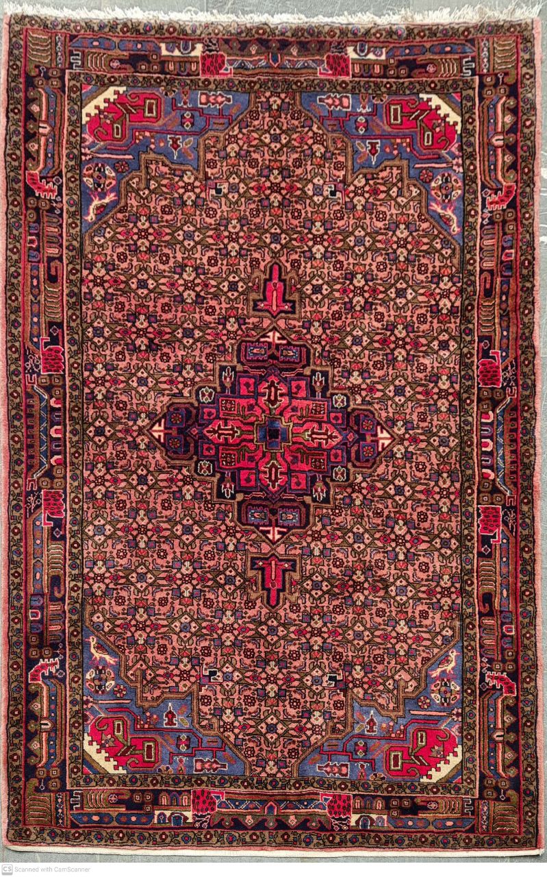فرش دستباف نوبافت حسين آباد سنقر طرح لچک و ترنج سایز پرده اي۲٫۳۷×۱٫۶ رنگ زمینه دوغي / روناسي در دوغ رنگ حاشیه سرمه اي کد ۴۴۹۰۶